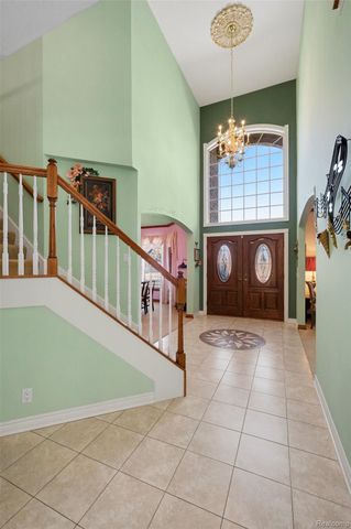 2215 Ridgemoor Court, Burton, MI 48509