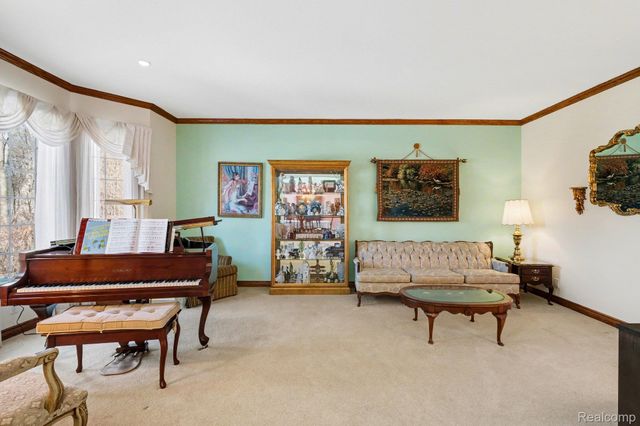 2215 Ridgemoor Court, Burton, MI 48509