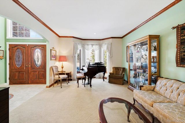 2215 Ridgemoor Court, Burton, MI 48509