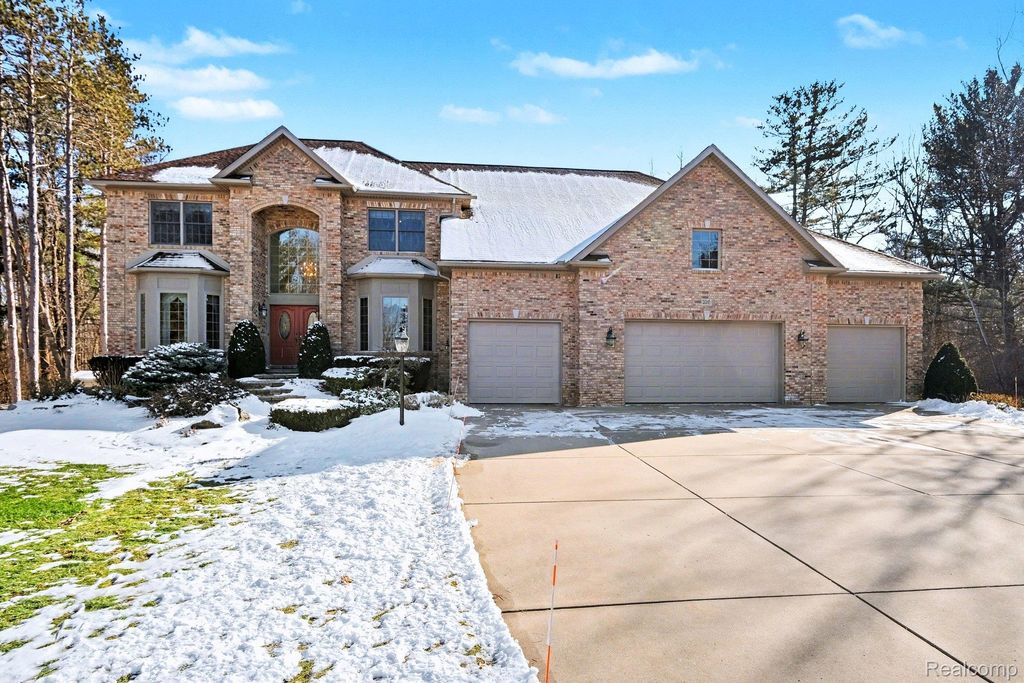 2215 Ridgemoor Court, Burton, MI 48509