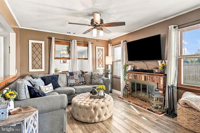 5 URANUS RD, Sewell, NJ 08080