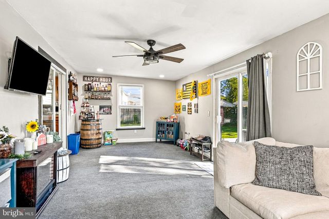 5 URANUS RD, Sewell, NJ 08080