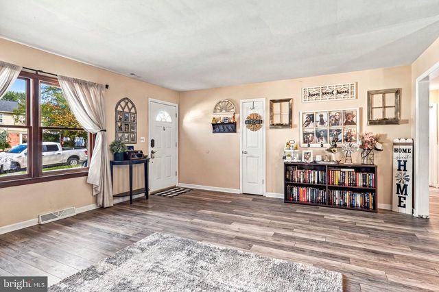 5 URANUS RD, Sewell, NJ 08080