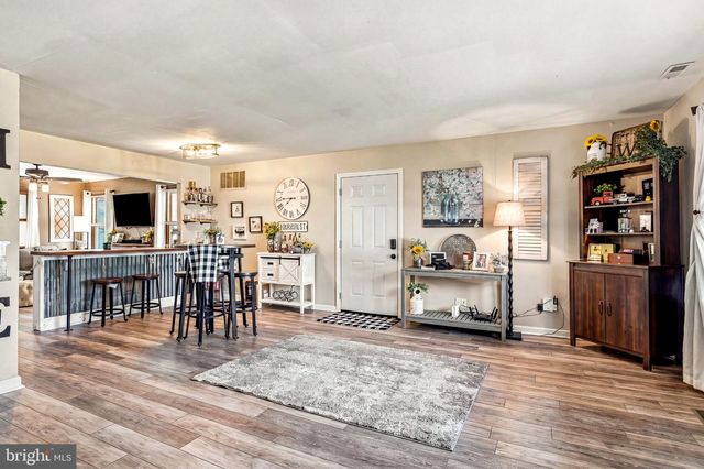 5 URANUS RD, Sewell, NJ 08080