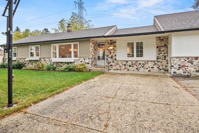 16835 W Roosevelt AVENUE, New Berlin, WI 53151