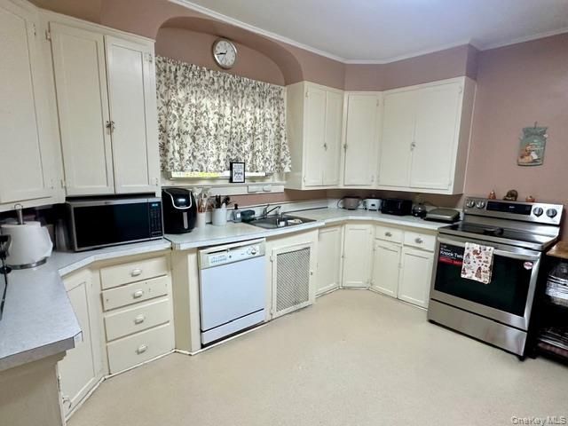 90 E Roe Boulevard, Patchogue, NY 11772