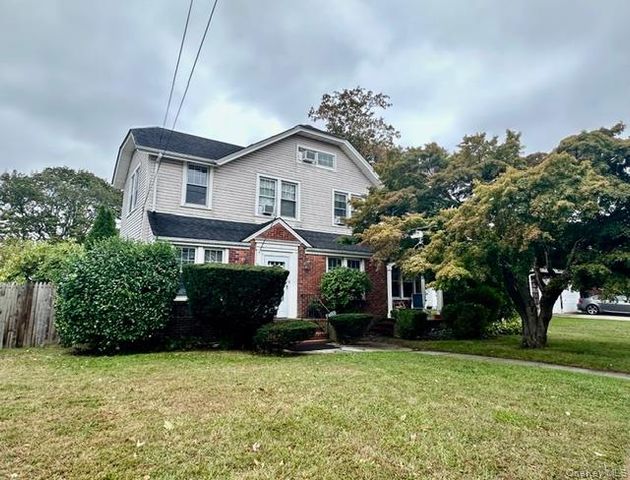 90 E Roe Boulevard, Patchogue, NY 11772