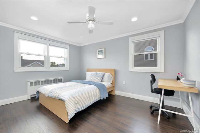 81 Barnes St, Long Beach, NY 11561