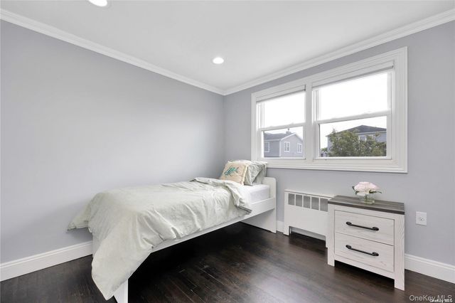 81 Barnes St, Long Beach, NY 11561