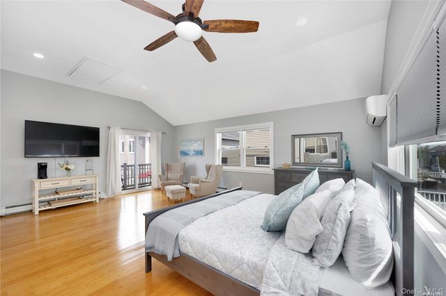 81 Barnes St, Long Beach, NY 11561