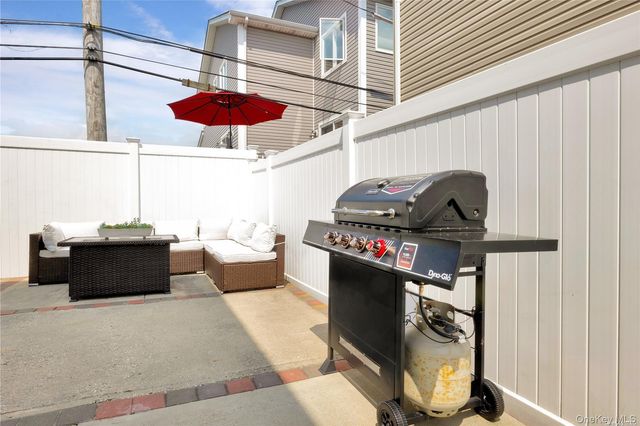 81 Barnes St, Long Beach, NY 11561