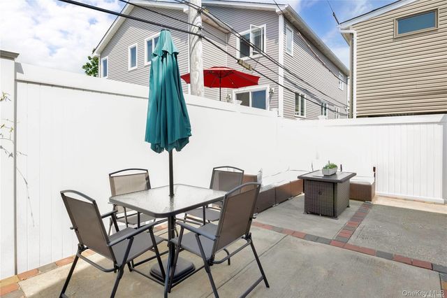 81 Barnes St, Long Beach, NY 11561