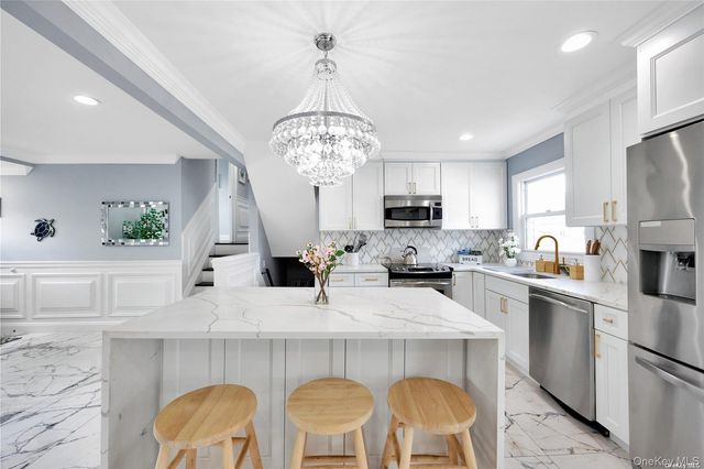 81 Barnes St, Long Beach, NY 11561