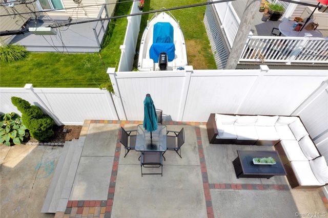 81 Barnes St, Long Beach, NY 11561