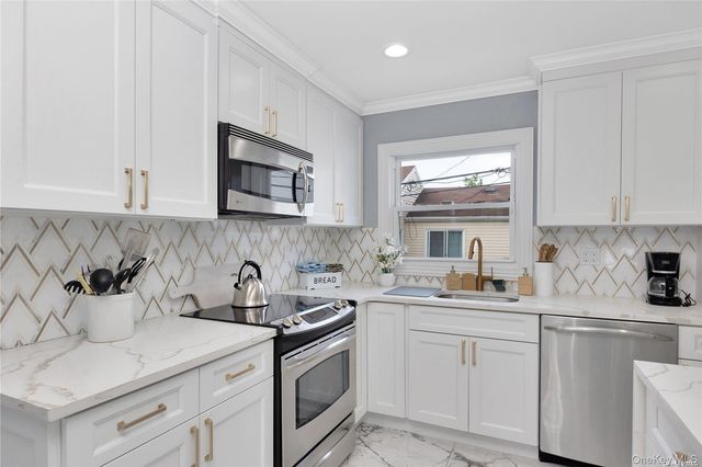 81 Barnes St, Long Beach, NY 11561