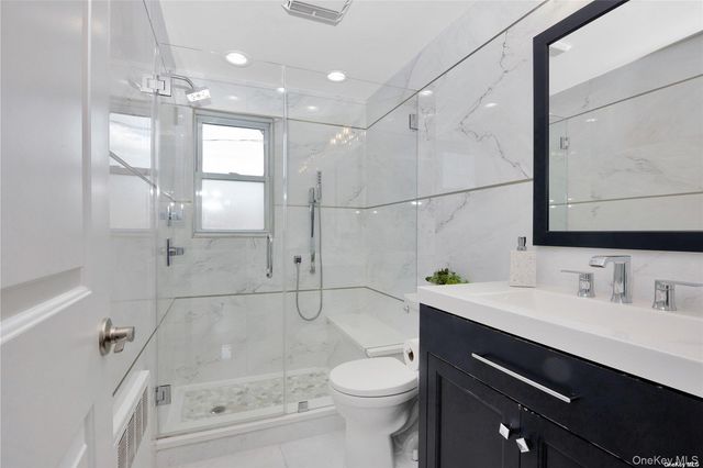 81 Barnes St, Long Beach, NY 11561