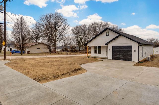 1103 E Smith Street, Springfield, MO 65803