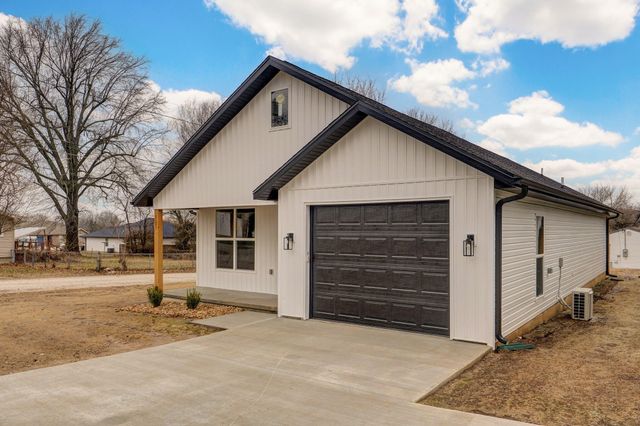 1103 E Smith Street, Springfield, MO 65803