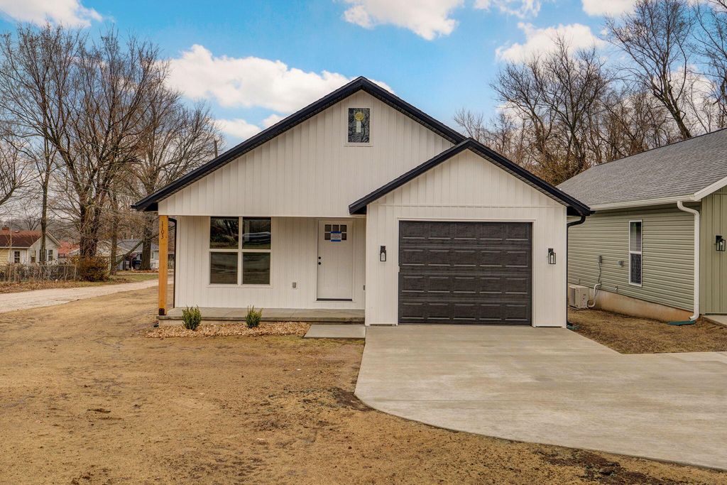 1103 E Smith Street, Springfield, MO 65803