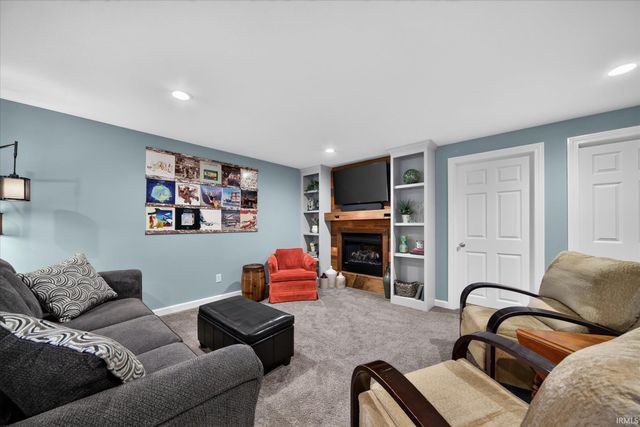 102 Livingston Bay Court, Mishawaka, IN 46544