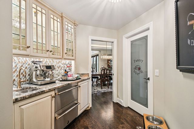 3001 Glen Eagles Court, St. Charles, IL 60174