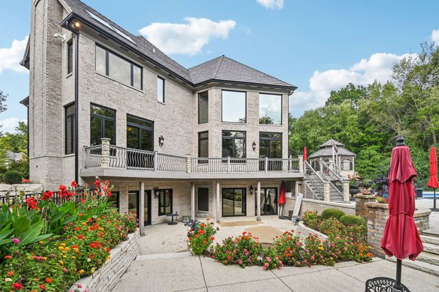 3001 Glen Eagles Court, St. Charles, IL 60174