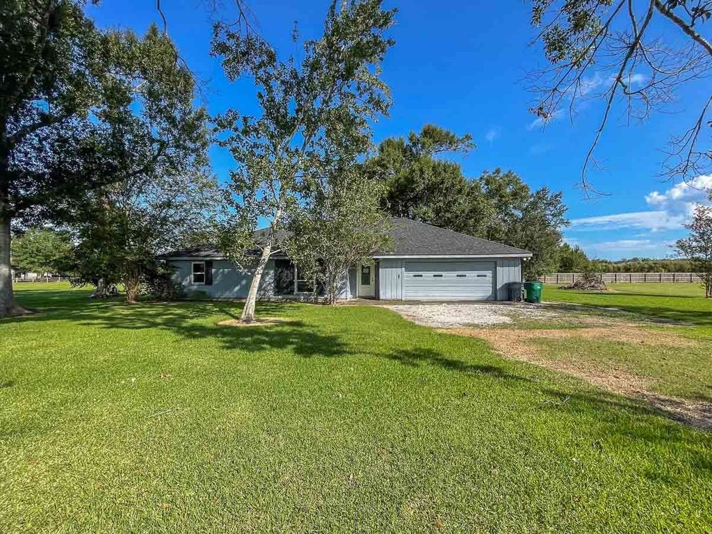302 Bayou Bend Dr, Houma, LA 70364