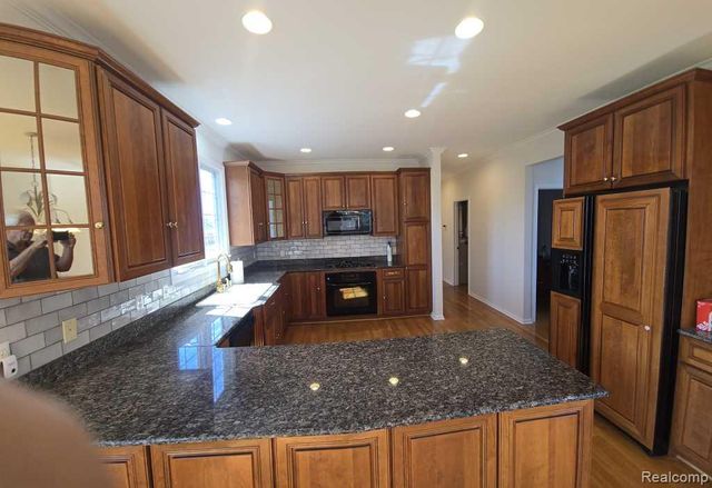 31975 Riverdale Street, Harrison Twp, MI 48045