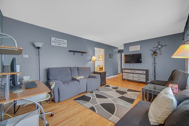 7529 W 103rd Street, Palos Hills, IL 60465