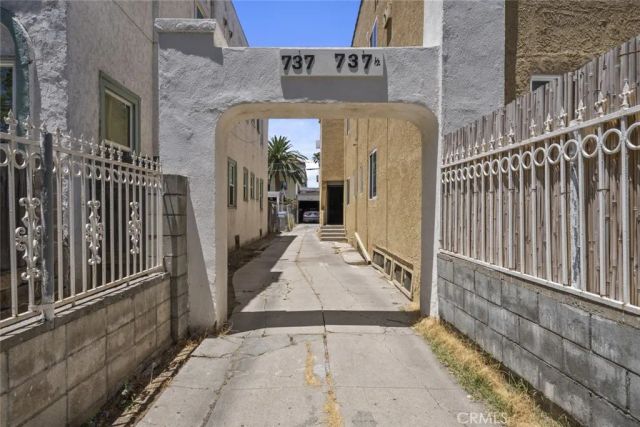 737 N Ridgewood Place, Los Angeles, CA 90038