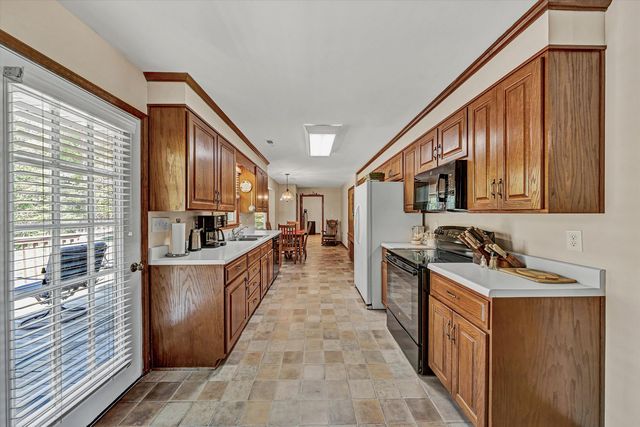 229 Normans LN, Troutville, VA 24175