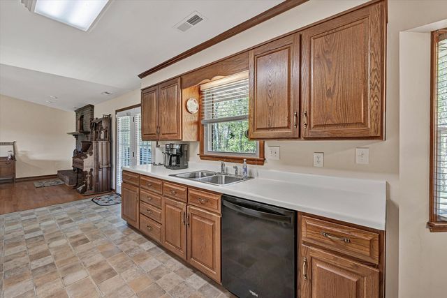 229 Normans LN, Troutville, VA 24175