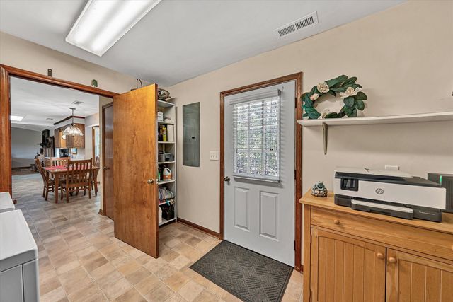229 Normans LN, Troutville, VA 24175