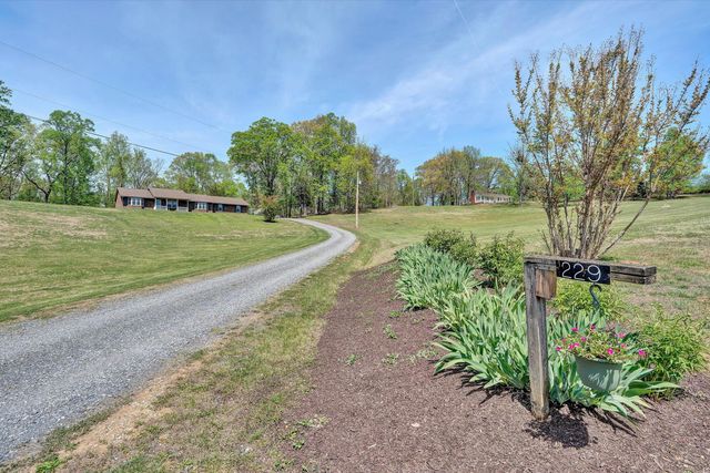 229 Normans LN, Troutville, VA 24175