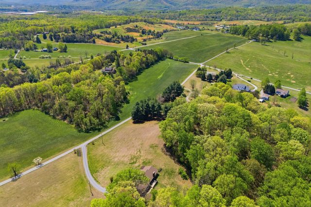229 Normans LN, Troutville, VA 24175