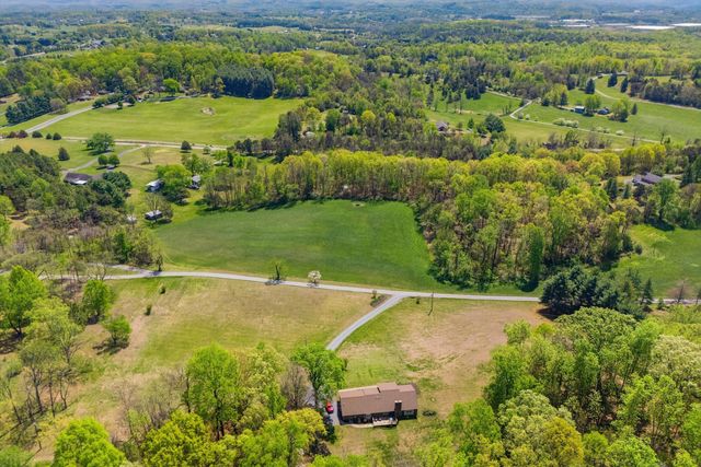 229 Normans LN, Troutville, VA 24175