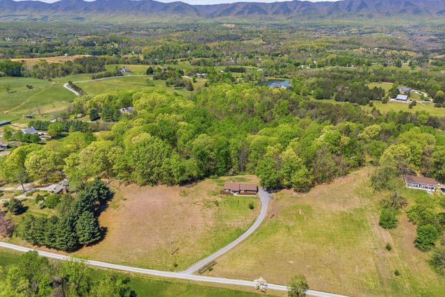 229 Normans LN, Troutville, VA 24175