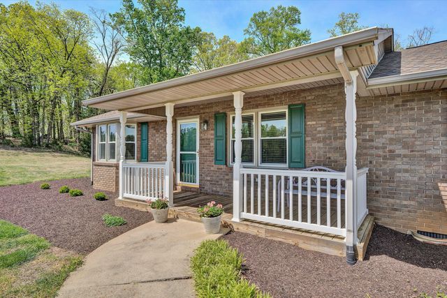 229 Normans LN, Troutville, VA 24175