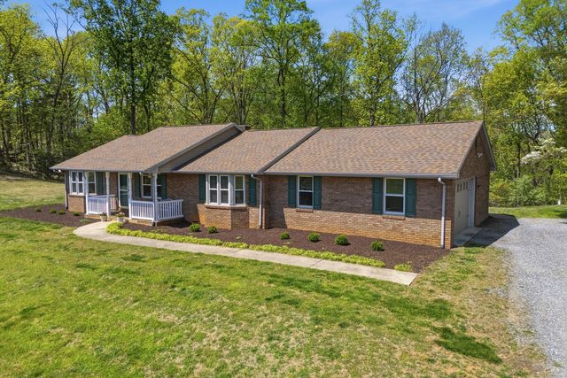 229 Normans LN, Troutville, VA 24175