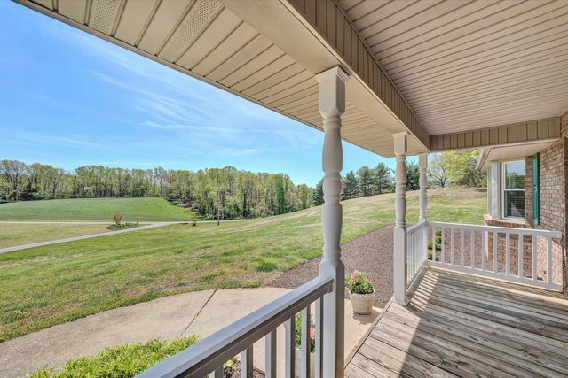 229 Normans LN, Troutville, VA 24175