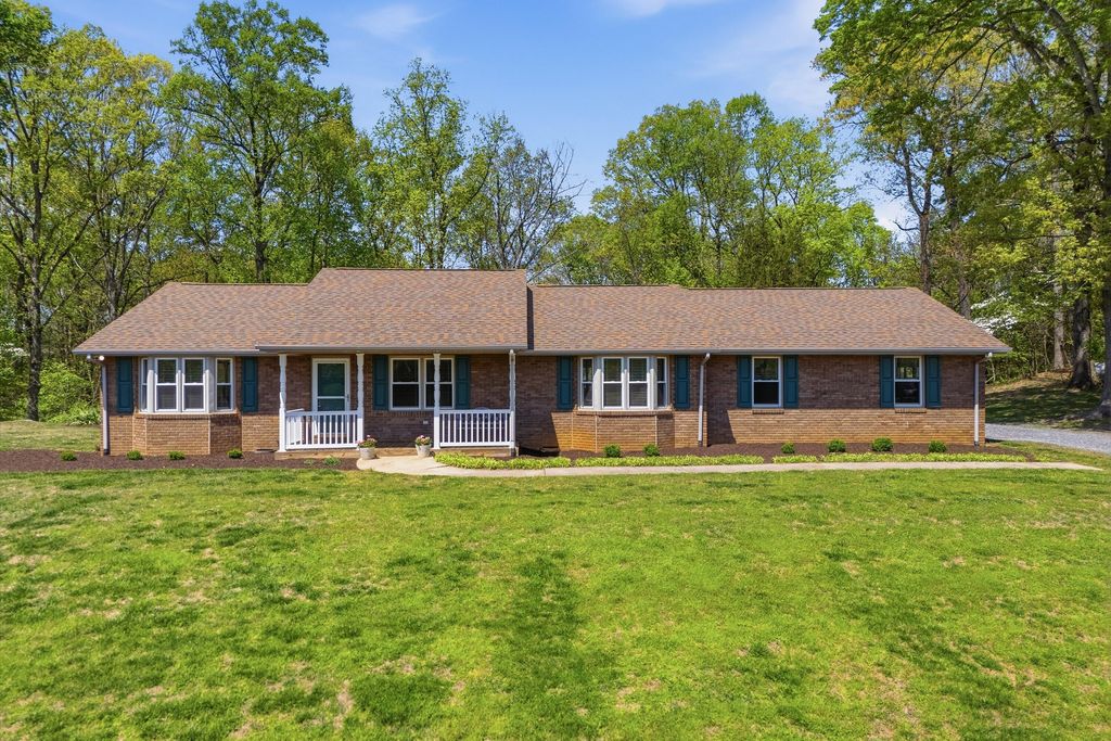 229 Normans LN, Troutville, VA 24175