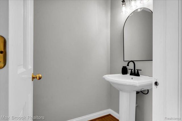 1613 Brentwood Drive, Troy, MI 48098