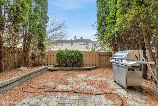 1613 Brentwood Drive, Troy, MI 48098