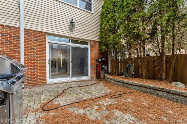 1613 Brentwood Drive, Troy, MI 48098