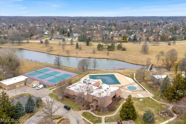 1613 Brentwood Drive, Troy, MI 48098