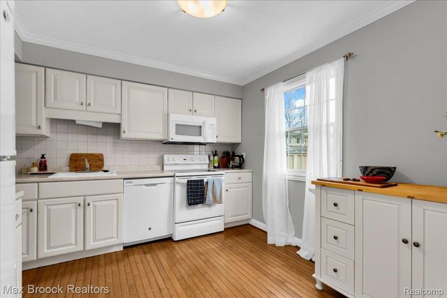 1613 Brentwood Drive, Troy, MI 48098