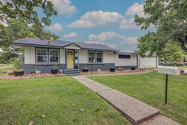 302 E Kay Street, Dayton, TX 77535