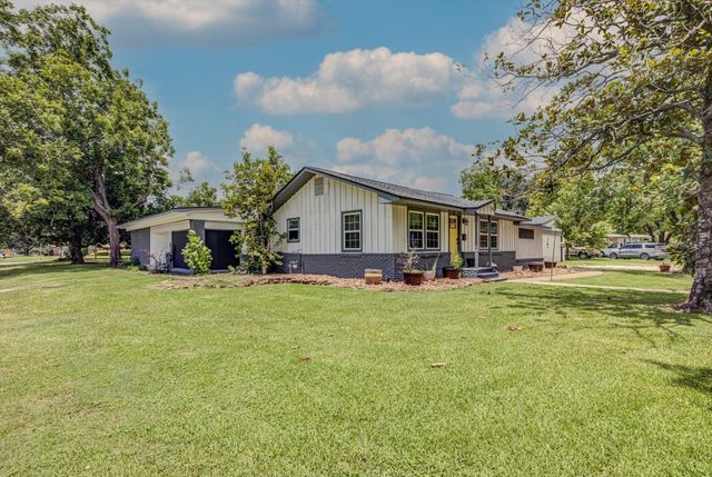 302 E Kay Street, Dayton, TX 77535