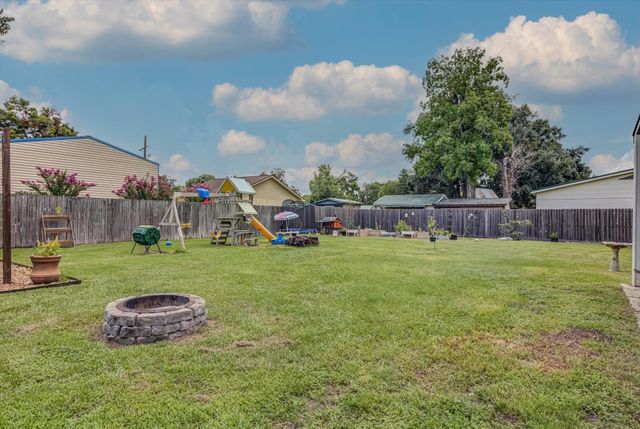 302 E Kay Street, Dayton, TX 77535