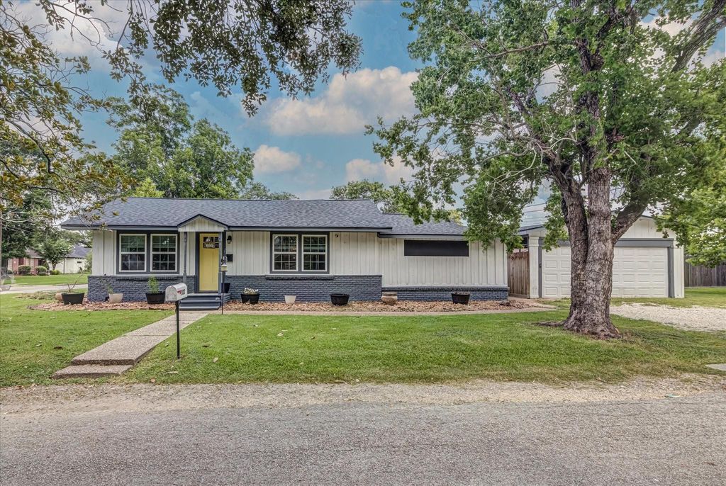 302 E Kay Street, Dayton, TX 77535